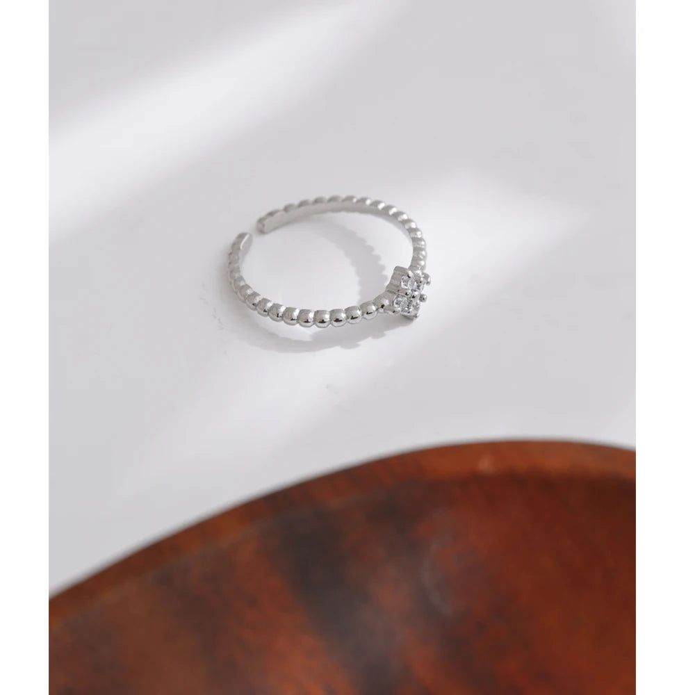 Anel Prata 925 com Pedra Central Cravejada – Elegância Luminosa | Saint Carvalho