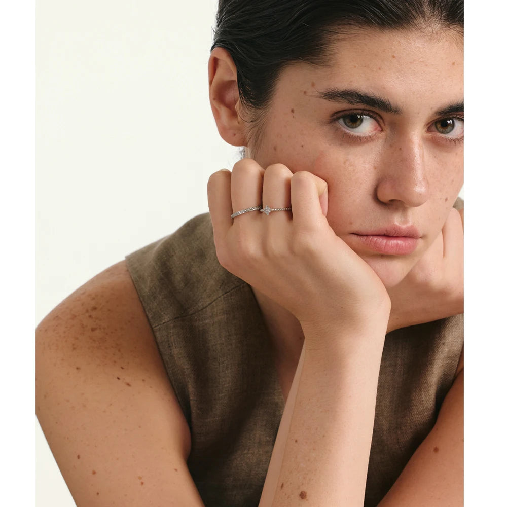 Anel Prata 925 com Pedra Central Cravejada – Elegância Luminosa | Saint Carvalho