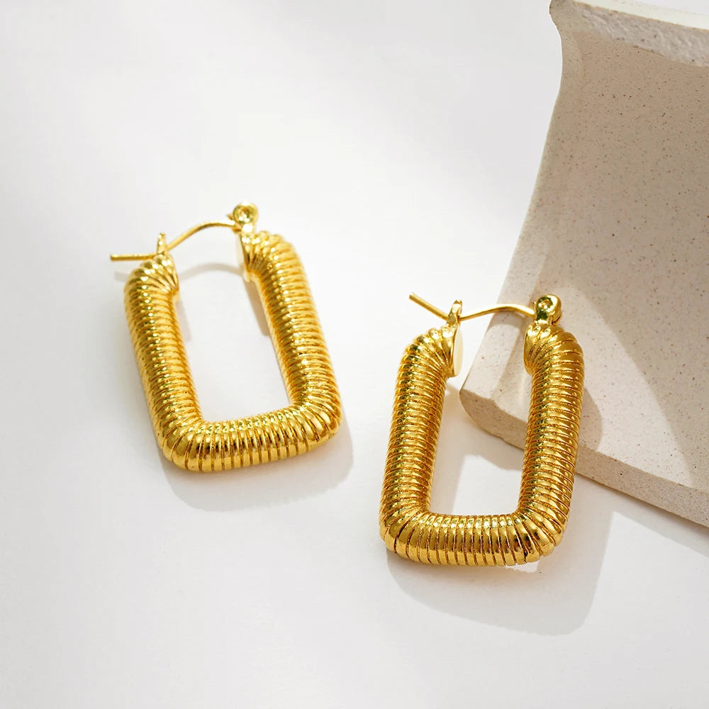 Brinco Retangular Dourado em Ouro 18k – Modernismo Texturizado | Saint Carvalho