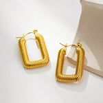 Brinco Retangular Dourado em Ouro 18k – Modernismo Texturizado | Saint Carvalho