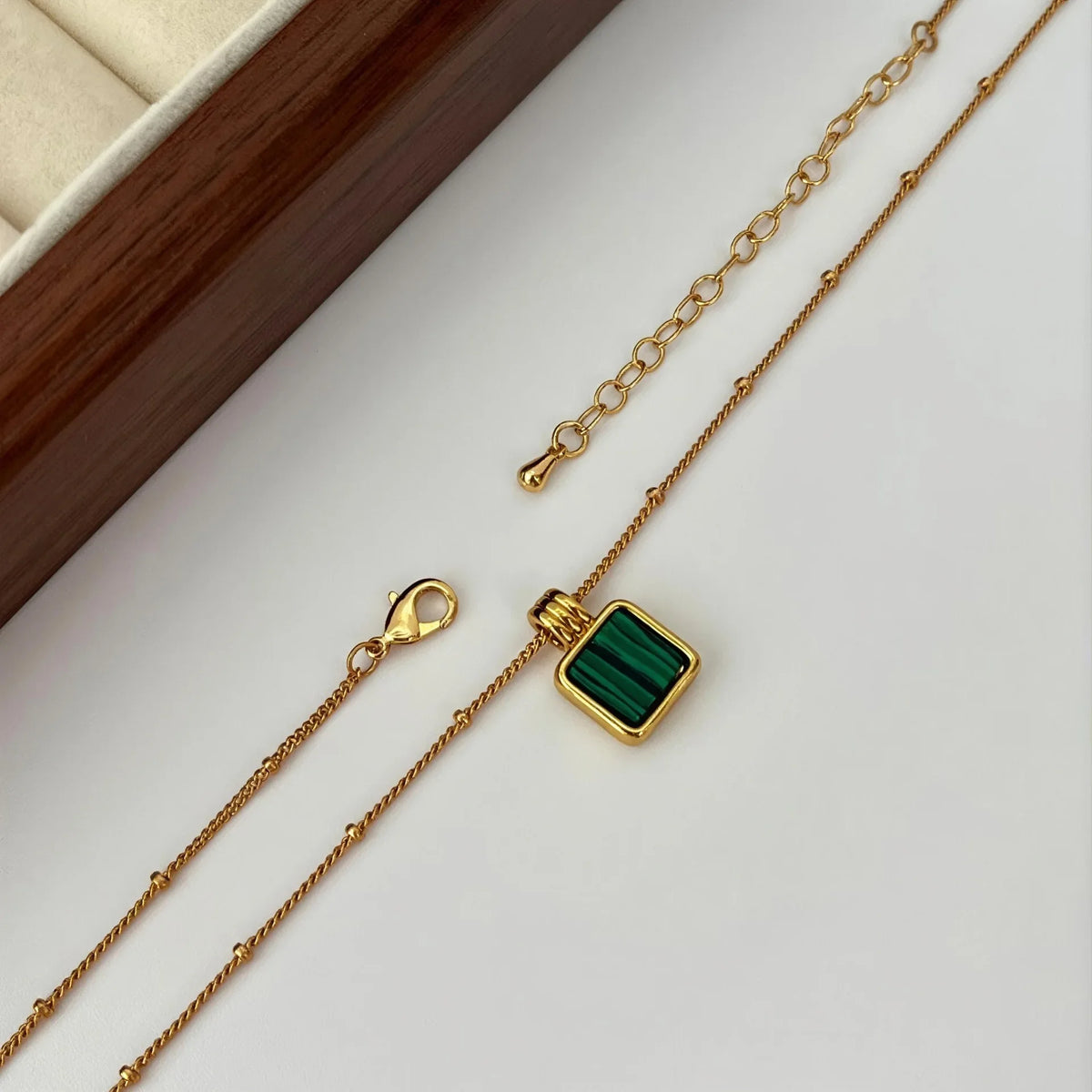 Colar Amuleto Verde Viridis – Malaquita Quadrada em Dourado | Saint Carvalho