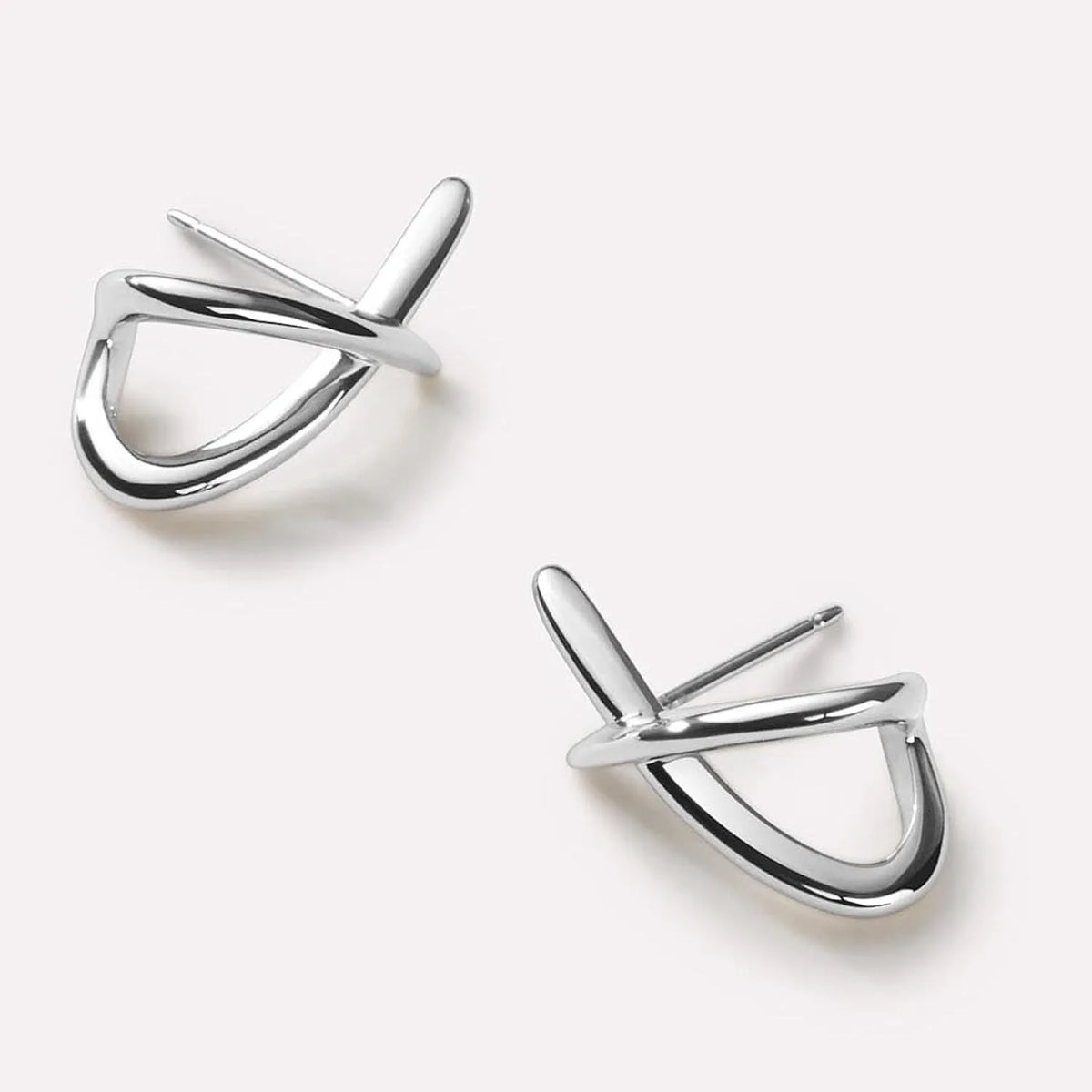 Brinco Dourado Cruzado Minimalista em Ouro 18k – Modernidade e Sofisticação | Saint Carvalho