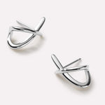 Brinco Dourado Cruzado Minimalista em Ouro 18k – Modernidade e Sofisticação | Saint Carvalho