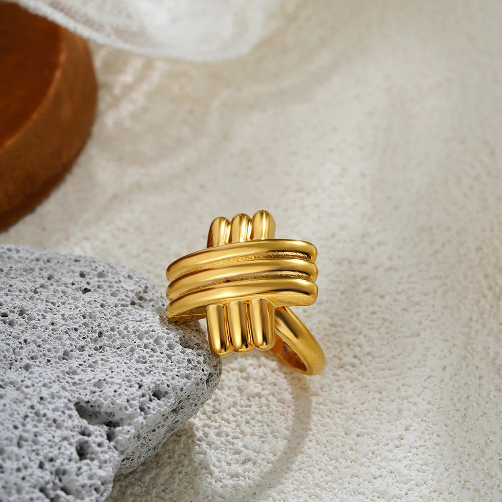 Anel Esculpido em Ouro 18k – Design Contemporâneo e Atemporal | Saint Carvalho