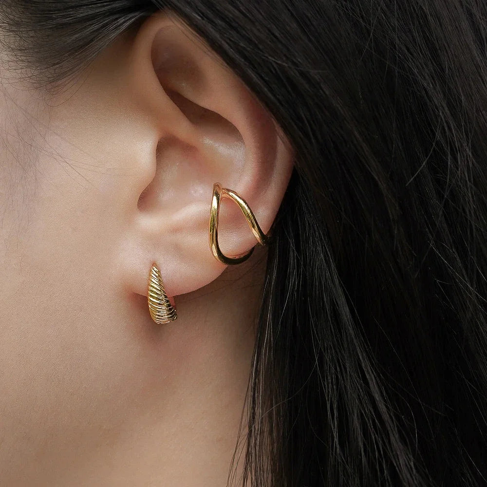 Brinco de Cartilagem Argola Minimalista em Ouro 18k | Saint Carvalho