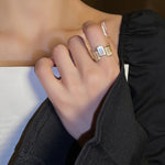 Anel Dourado Retangular com Madreperola e Cristais em Ouro 18k | Saint Carvalho