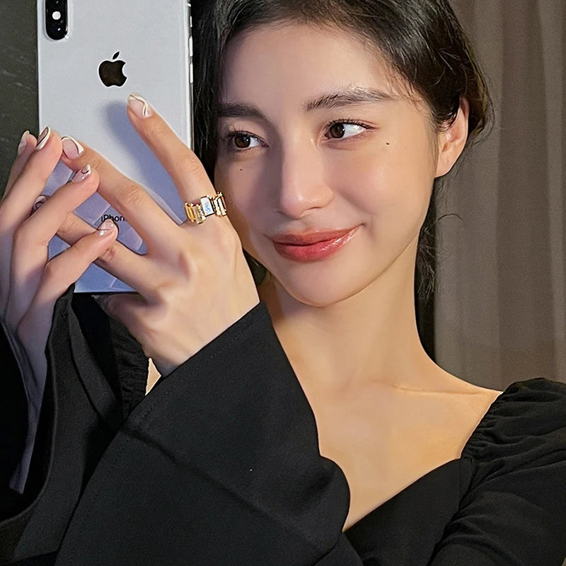 Anel Dourado Retangular com Madreperola e Cristais em Ouro 18k | Saint Carvalho