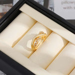 Anel Dourado Curvado com Detalhes em Cristal – Elegância Orgânica | Saint Carvalho