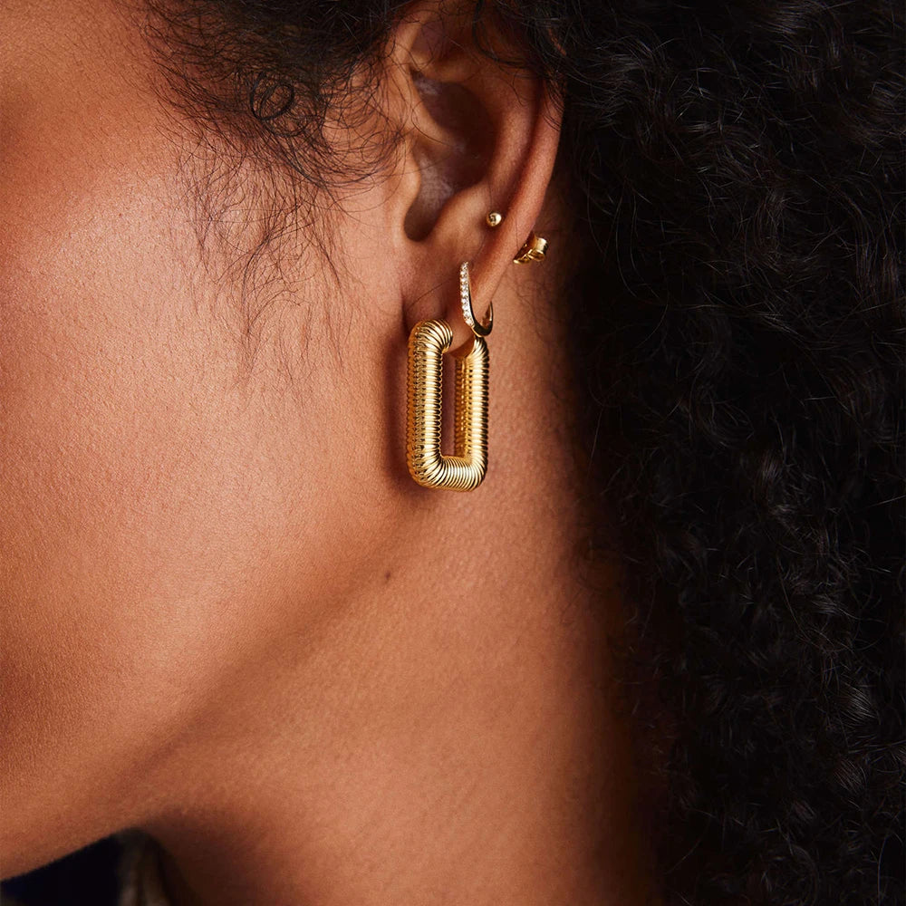 Brinco Retangular Dourado em Ouro 18k – Modernismo Texturizado | Saint Carvalho