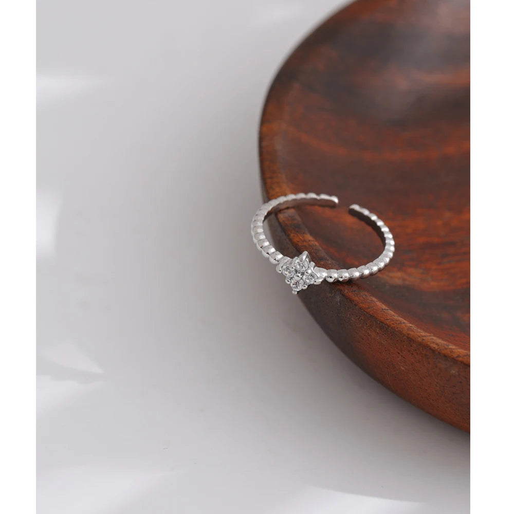 Anel Prata 925 com Pedra Central Cravejada – Elegância Luminosa | Saint Carvalho