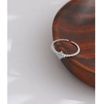 Anel Prata 925 com Pedra Central Cravejada – Elegância Luminosa | Saint Carvalho