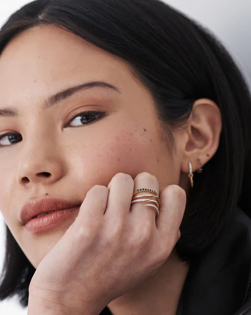 Anel Aberto Claw Ajustável em Ouro 18k com Zircônias Cravejadas | Saint Carvalho