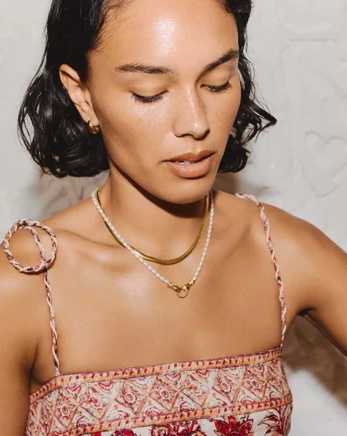 Colar União Eterna – Pérolas Naturais e Fecho Mãos em Dourado | Saint Carvalho