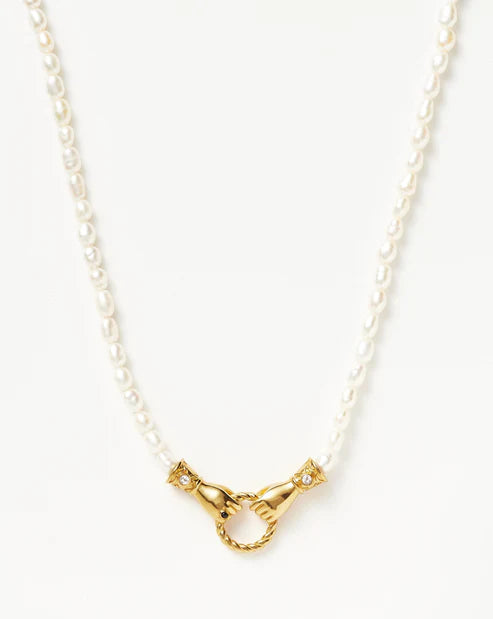 Colar União Eterna – Pérolas Naturais e Fecho Mãos em Dourado | Saint Carvalho