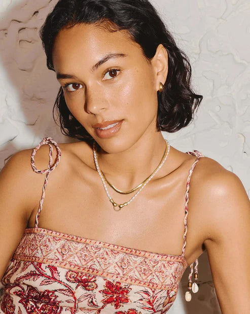 Colar União Eterna – Pérolas Naturais e Fecho Mãos em Dourado | Saint Carvalho