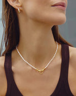 Colar União Eterna – Pérolas Naturais e Fecho Mãos em Dourado | Saint Carvalho