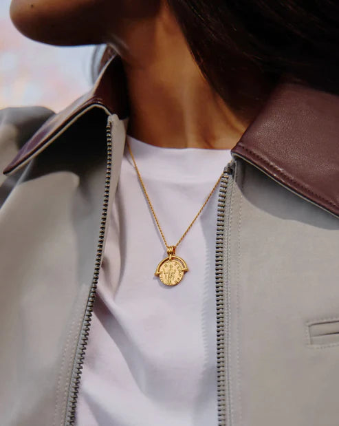 Colar Medalha Romana em Ouro 18k – Elegância Clássica e Atemporal | Saint Carvalho