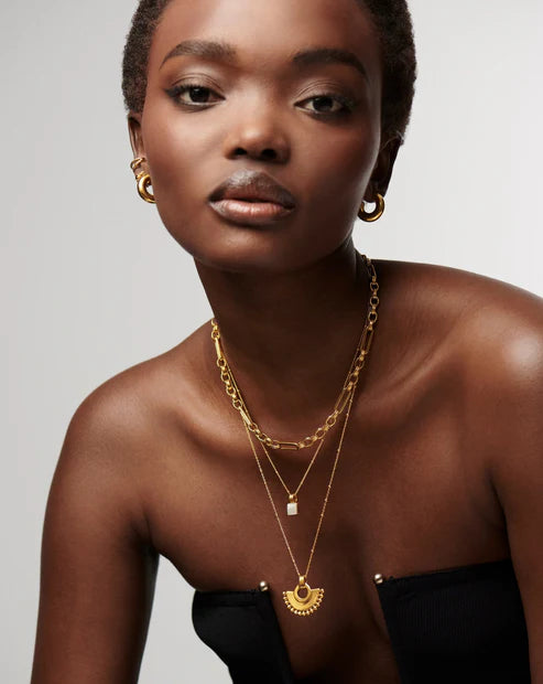 Colar Amuleto Branco Luminis – Madrepérola Quadrada em Dourado | Saint Carvalho