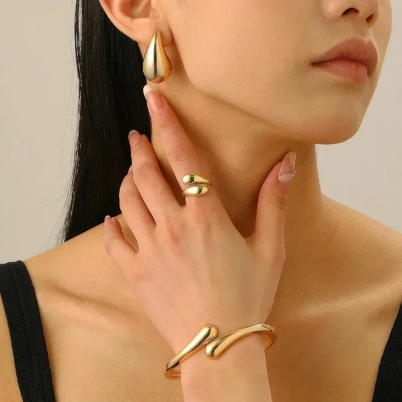 Conjunto Saint Carvalho Lumière — Pulseira, Anel e Brincos Dourados