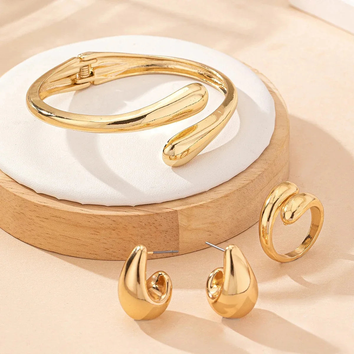 Conjunto Saint Carvalho Lumière — Pulseira, Anel e Brincos Dourados