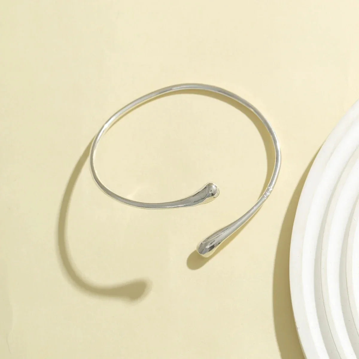 Bracelete Dourado Gota Solar – Pulseira de Braço Feminina Ajustável