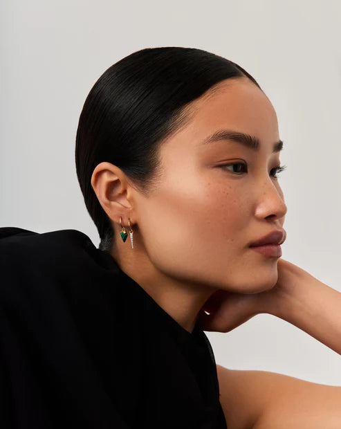 Brincos Argola Amuleto Dourado Claw – Saint Carvalho | Joia Minimalista de Proteção e Estilo