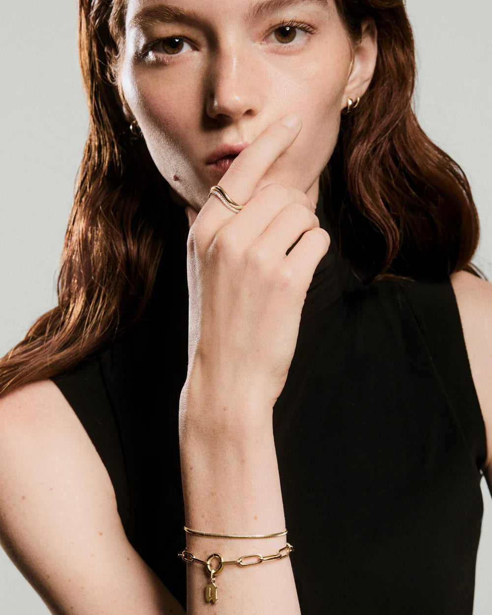 Pulseira Charlotte Slim Gold – Elegância Minimalista em Ouro Maciço | Saint Carvalho