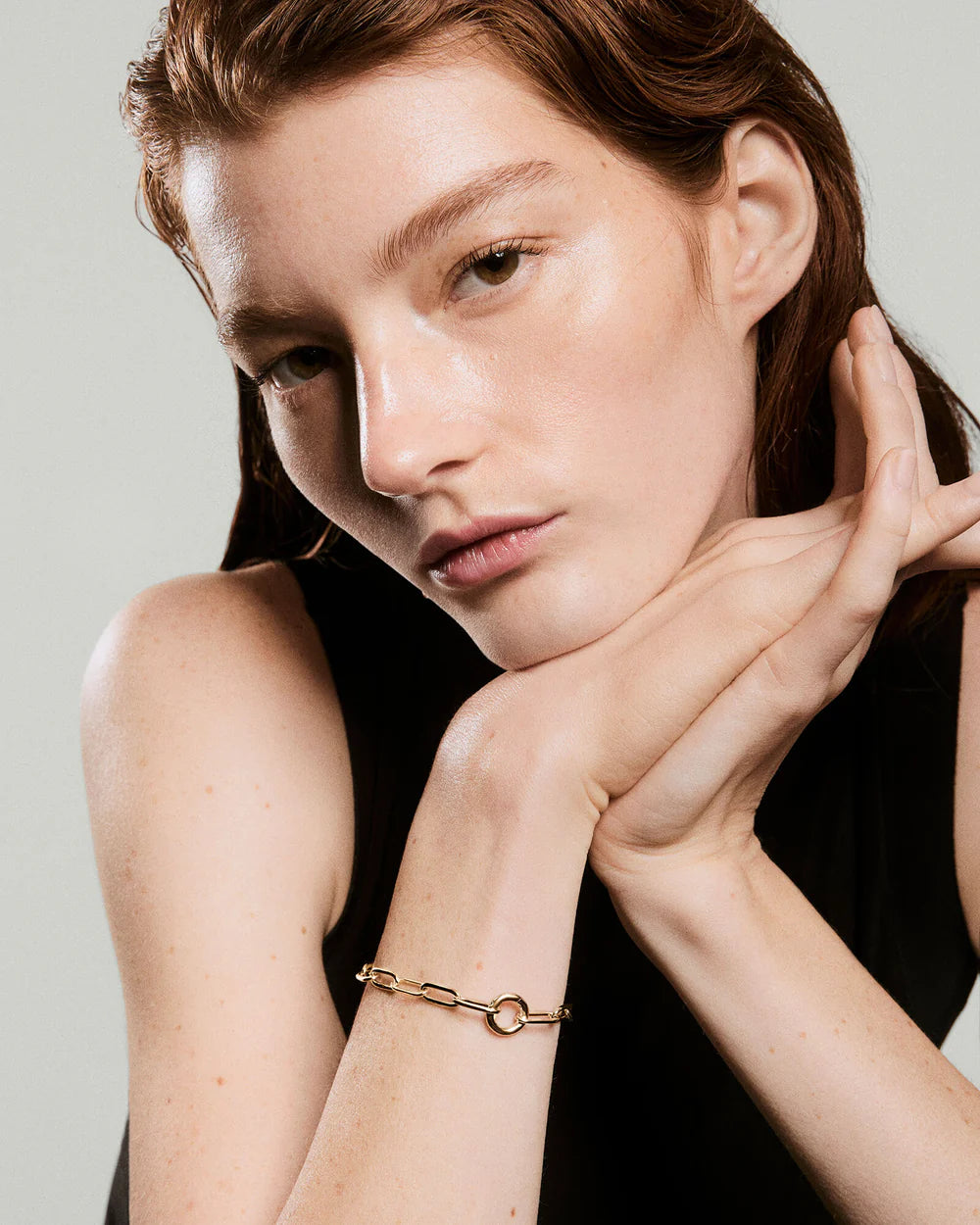 Pulseira Charlotte Slim Gold – Elegância Minimalista em Ouro Maciço | Saint Carvalho