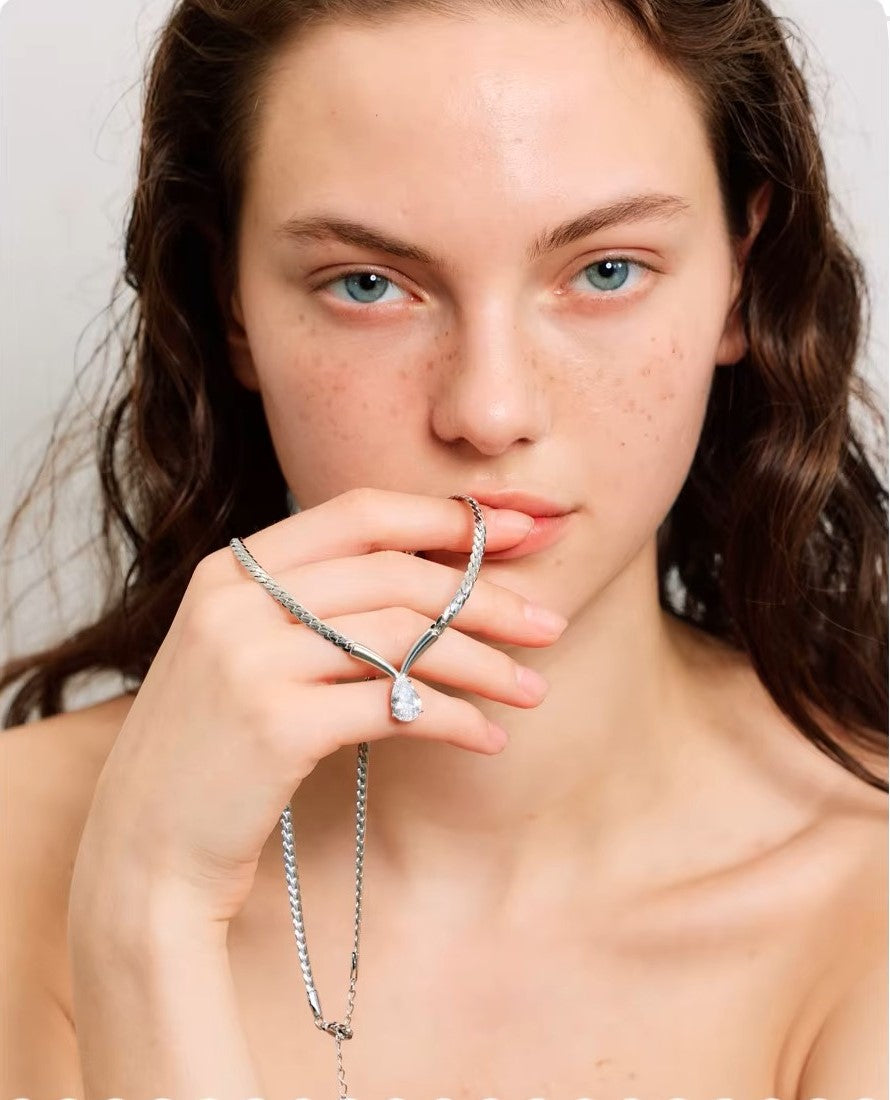 Colar Prata 925 com Pingente de Cristal Central – Encanto Luminoso | Saint Carvalho