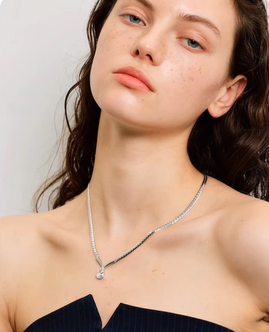 Colar Prata 925 com Pingente de Cristal Central – Encanto Luminoso | Saint Carvalho