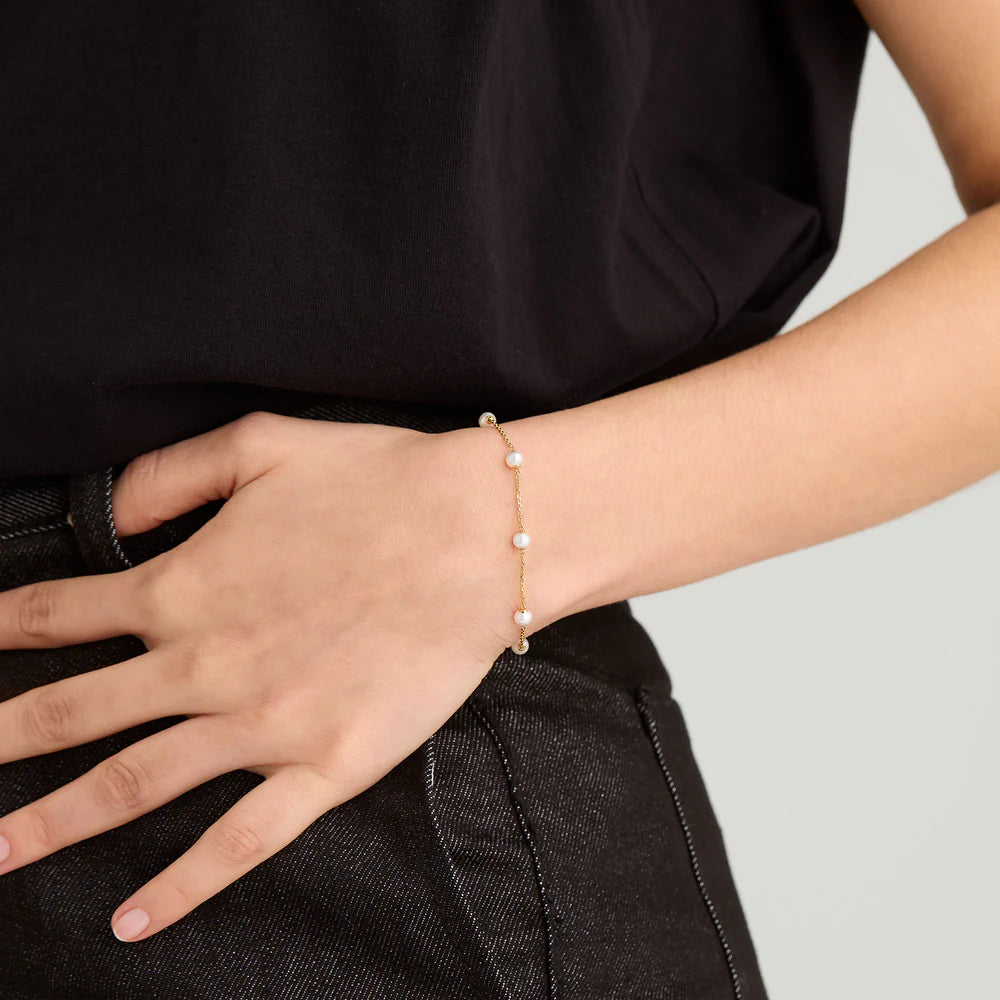 Pulseira Dourada com Pérolas Naturais Minimalista – Saint Carvalho