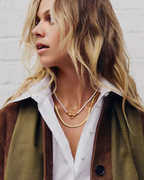 Colar União Eterna – Pérolas Naturais e Fecho Mãos em Dourado | Saint Carvalho