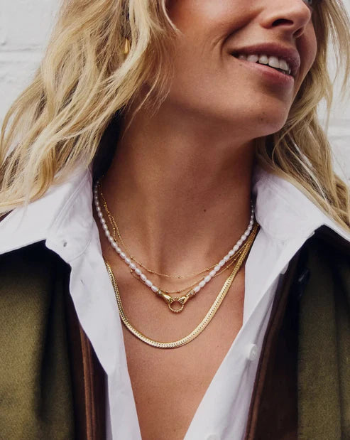 Colar União Eterna – Pérolas Naturais e Fecho Mãos em Dourado | Saint Carvalho