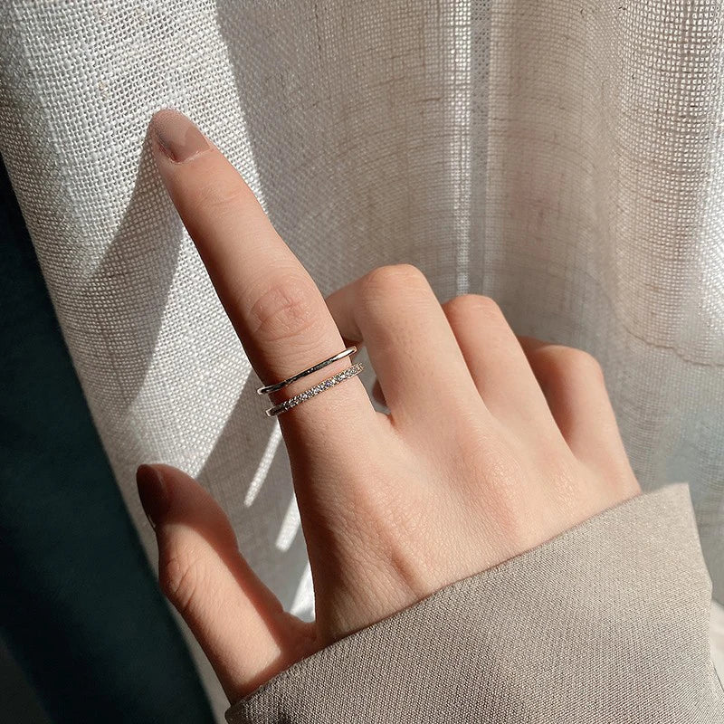 Anel Dourado Aro Duplo com Cristais em Ouro 18k – Luxo Minimalista | Saint Carvalho