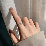 Anel Dourado Aro Duplo com Cristais em Ouro 18k – Luxo Minimalista | Saint Carvalho