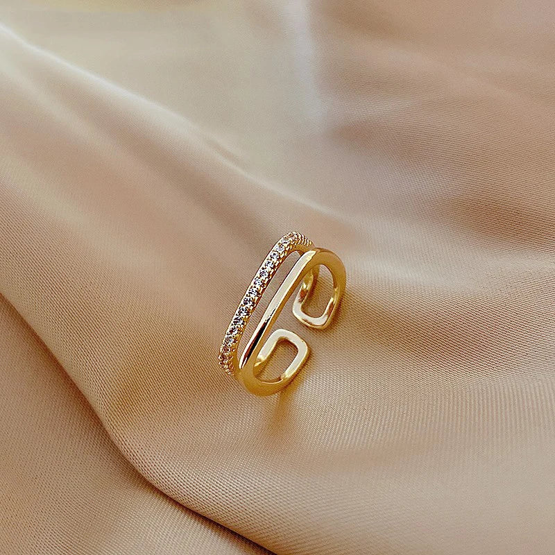 Anel Dourado Aro Duplo com Cristais em Ouro 18k – Luxo Minimalista | Saint Carvalho