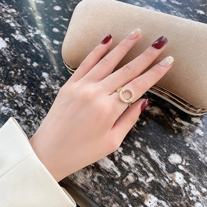 Anel Dourado Elo com Cristais em Ouro 18k – Sofisticação Contemporânea | Saint Carvalho