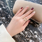 Anel Dourado Elo com Cristais em Ouro 18k – Sofisticação Contemporânea | Saint Carvalho