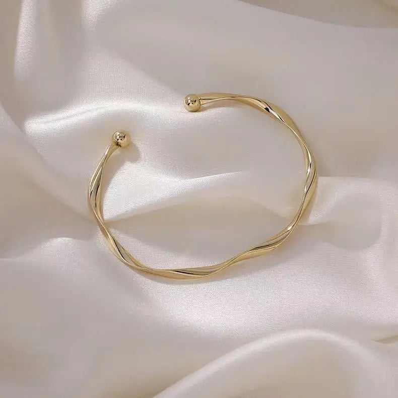 Pulseira Dourada Torcida Minimalista – Estilo Atemporal | Saint Carvalho