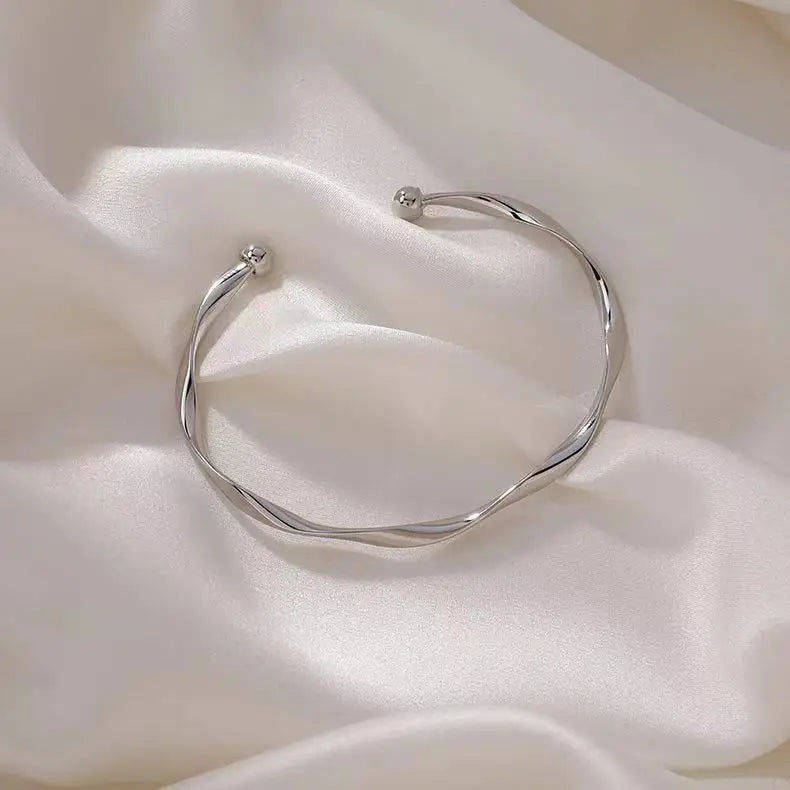 Pulseira Dourada Torcida Minimalista – Estilo Atemporal | Saint Carvalho