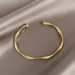 Pulseira Dourada Torcida Minimalista – Estilo Atemporal | Saint Carvalho