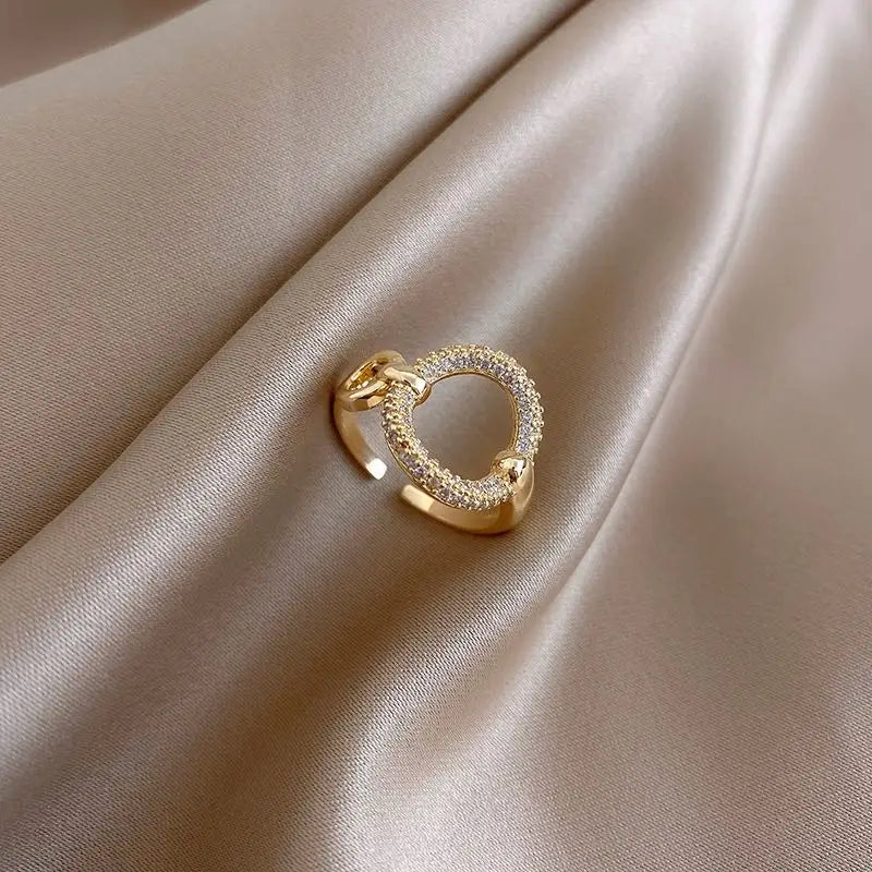 Anel Dourado Elo com Cristais em Ouro 18k – Sofisticação Contemporânea | Saint Carvalho