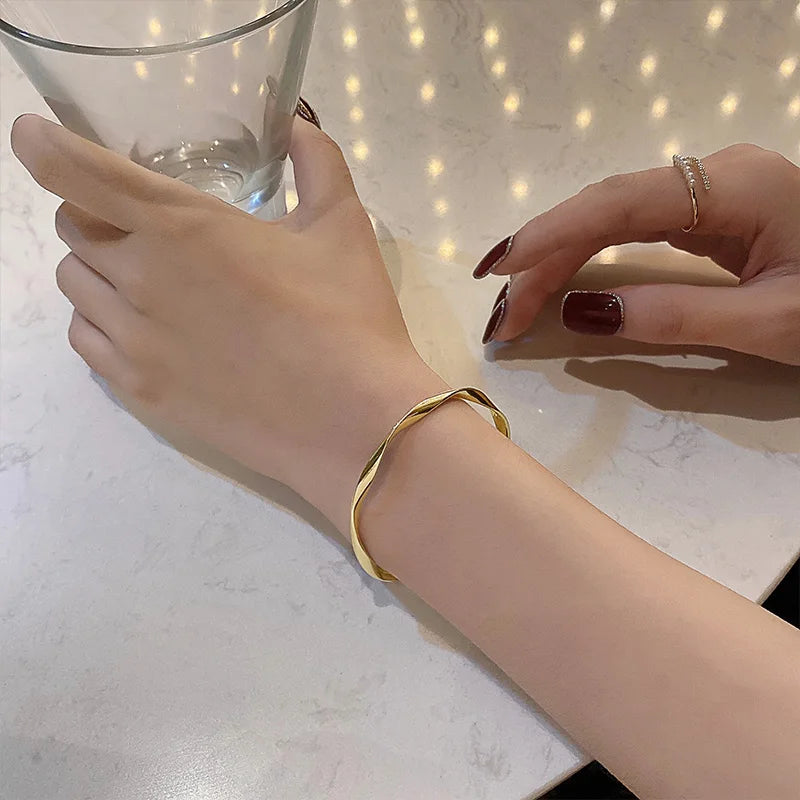 Pulseira Dourada Torcida Minimalista – Estilo Atemporal | Saint Carvalho