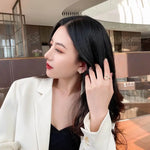 Anel Dourado Elo com Cristais em Ouro 18k – Sofisticação Contemporânea | Saint Carvalho