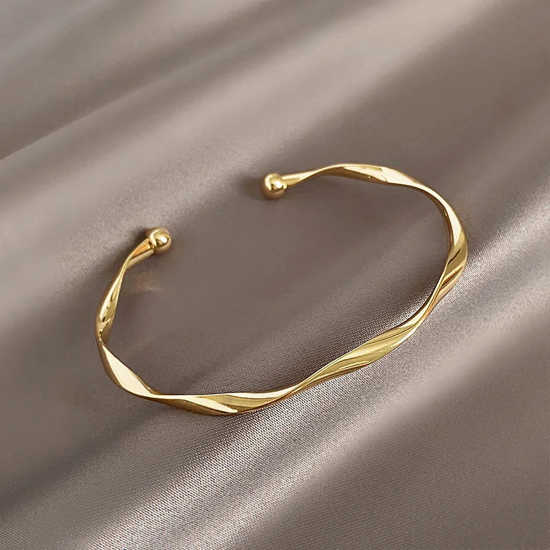 Pulseira Dourada Torcida Minimalista – Estilo Atemporal | Saint Carvalho
