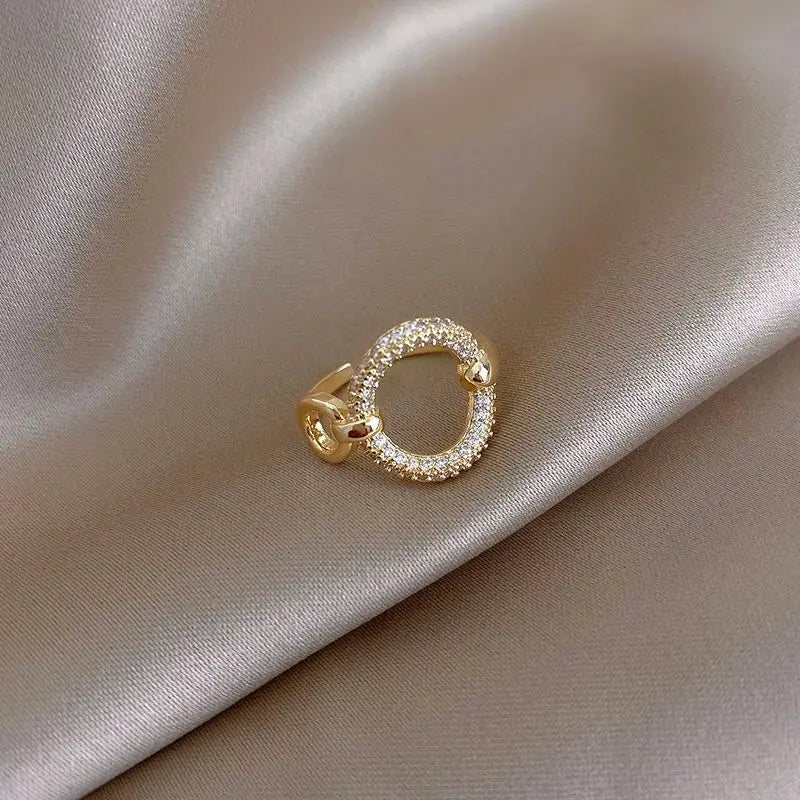 Anel Dourado Elo com Cristais em Ouro 18k – Sofisticação Contemporânea | Saint Carvalho