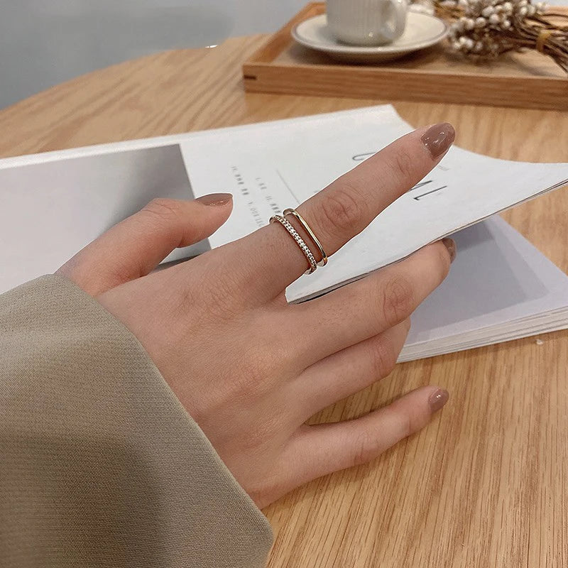 Anel Dourado Aro Duplo com Cristais em Ouro 18k – Luxo Minimalista | Saint Carvalho