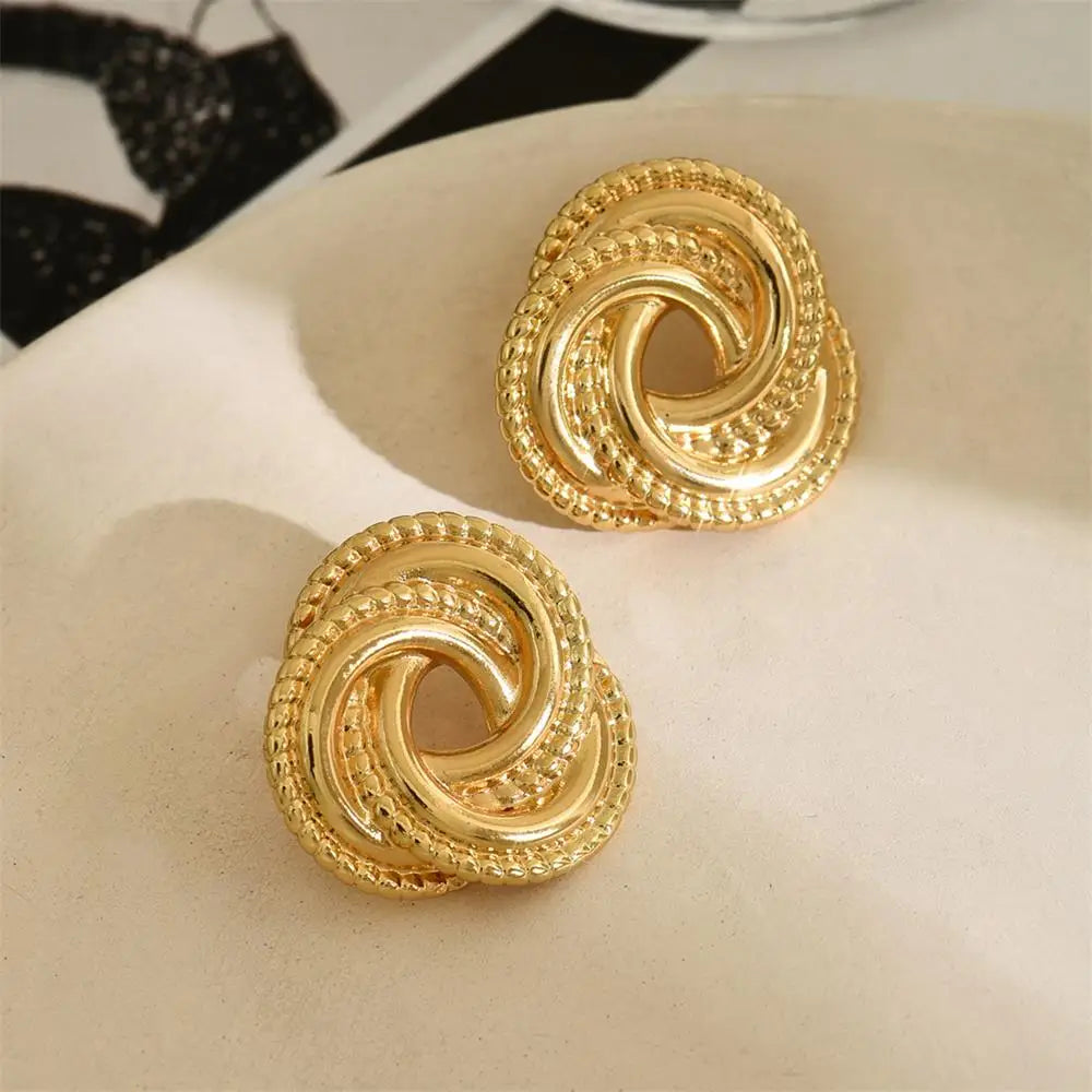 Brincos Espiral Esculpido em Ouro 18k – Design Artístico e Atemporal | Saint Carvalho