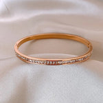 Pulseira Dourada com Cristais em Ouro 18k – Minimalismo Sofisticado | Saint Carvalho