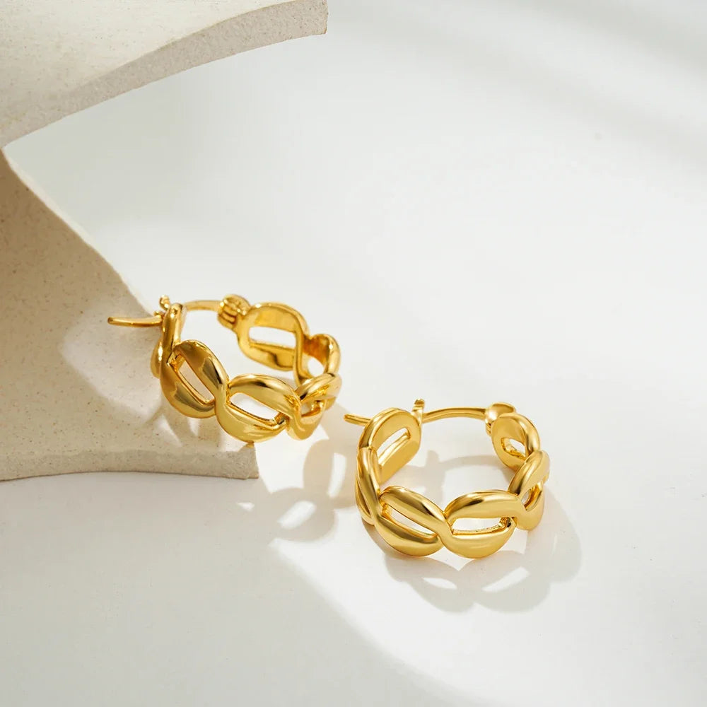 Brinco Argola Trançada Dourada em Ouro 18k – Escultura Contemporânea | Saint Carvalho